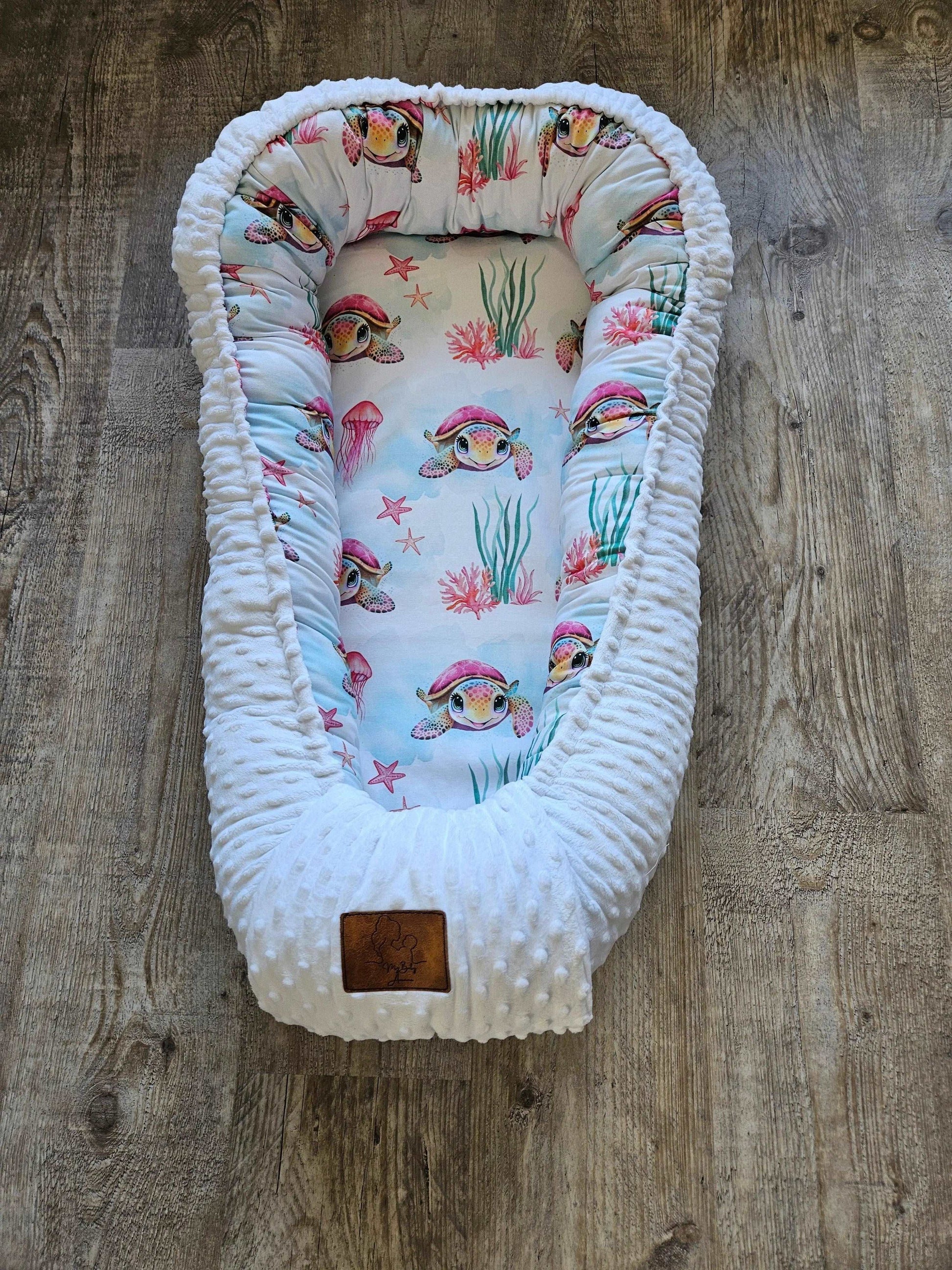 Réducteur de lit tortue blanc touche rose et turquoise My Baby Avenue