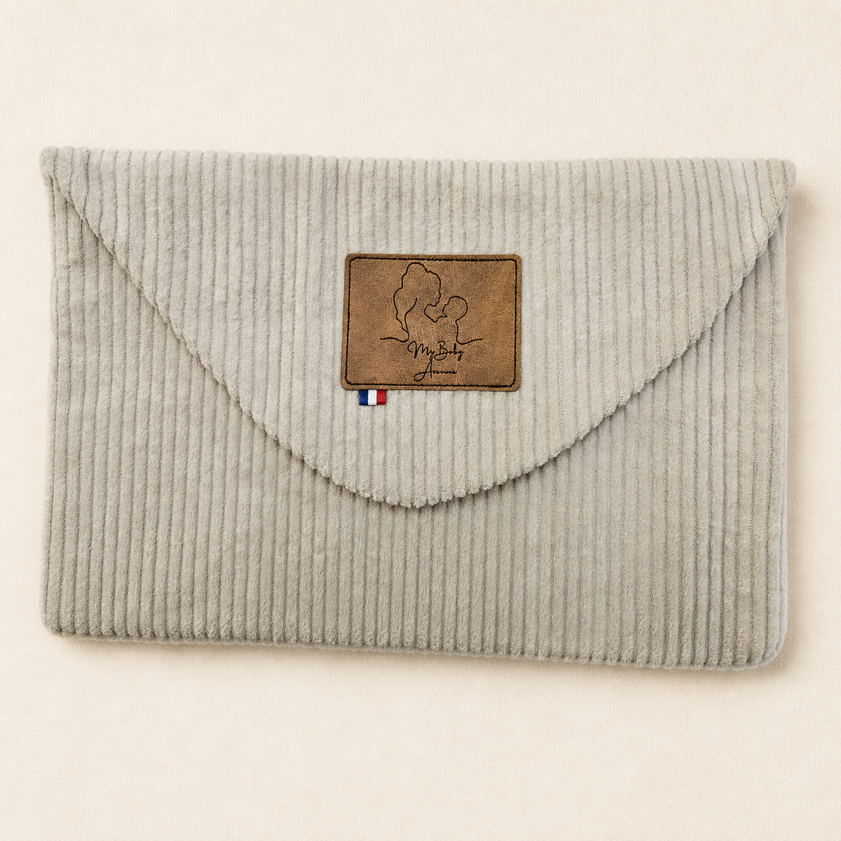 Pochette nomade beige sur fond écru – My Baby Avenue