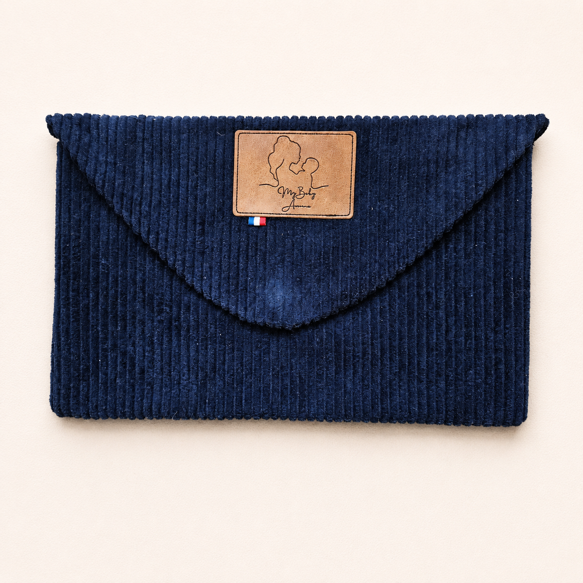 Pochette nomade bleu marine sur fond écru – My Baby Avenue