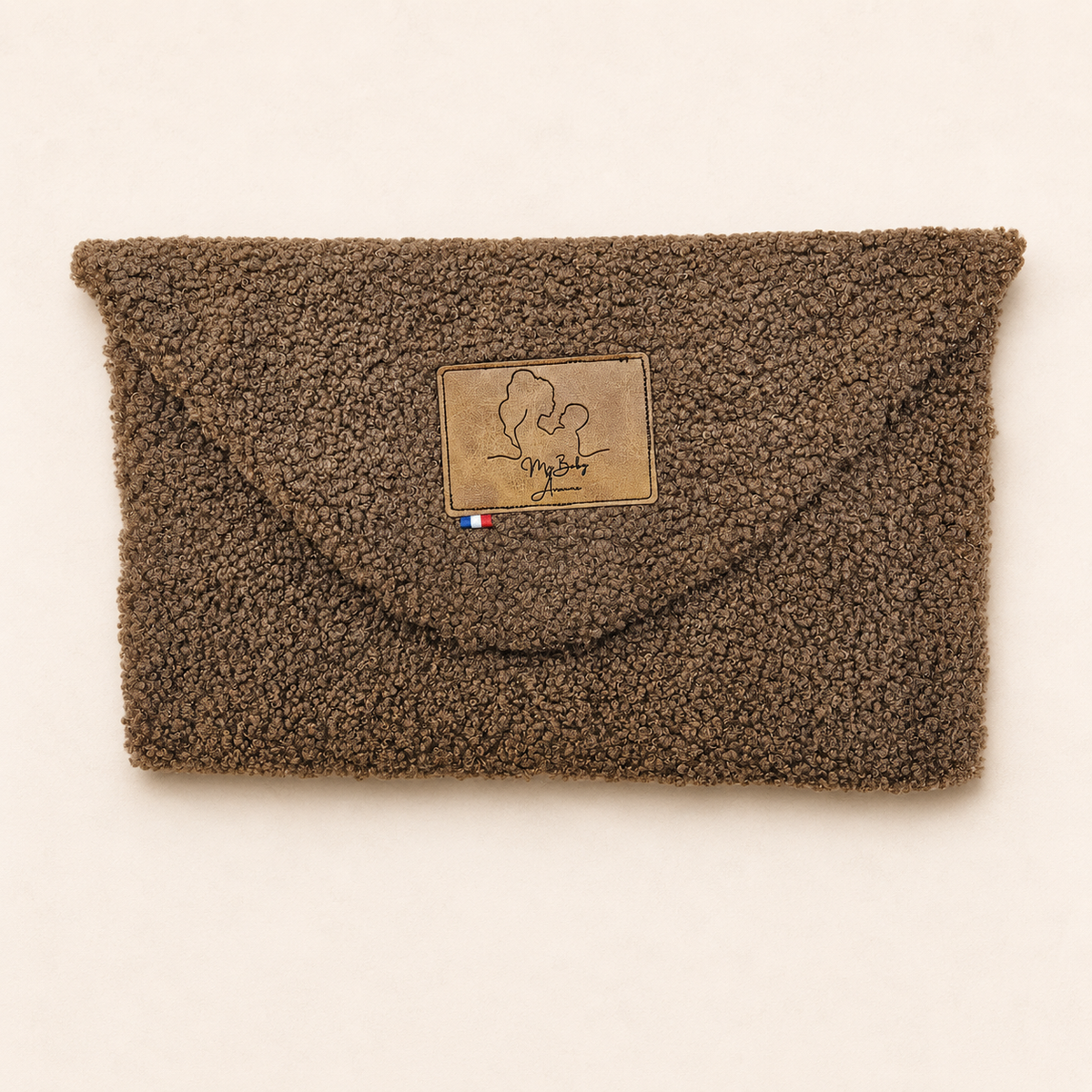 Pochette nomade marron sur fond écru – My Baby Avenue