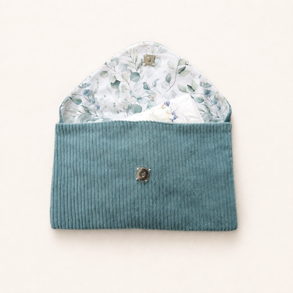 Pochette nomade vert d’eau sur fond écru – My Baby Avenue