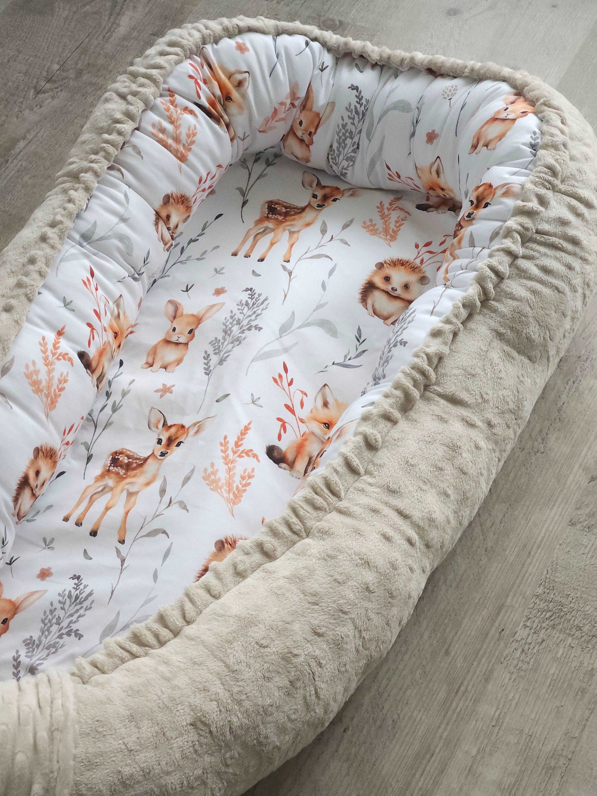 Réducteur de lit animaux de la forêt beige vue de côté My Baby Avenue