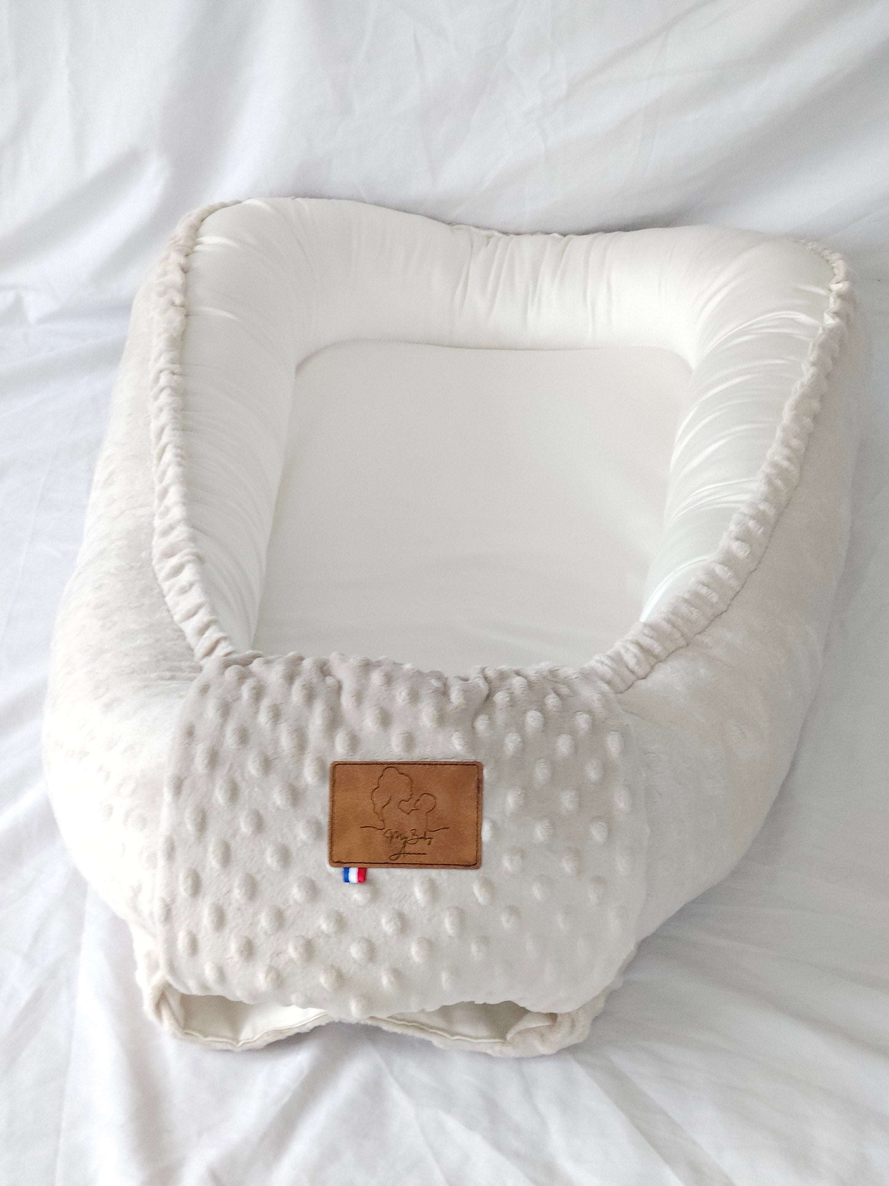 Réducteur de lit bébé beige uni, vue de côté – My Baby Avenue