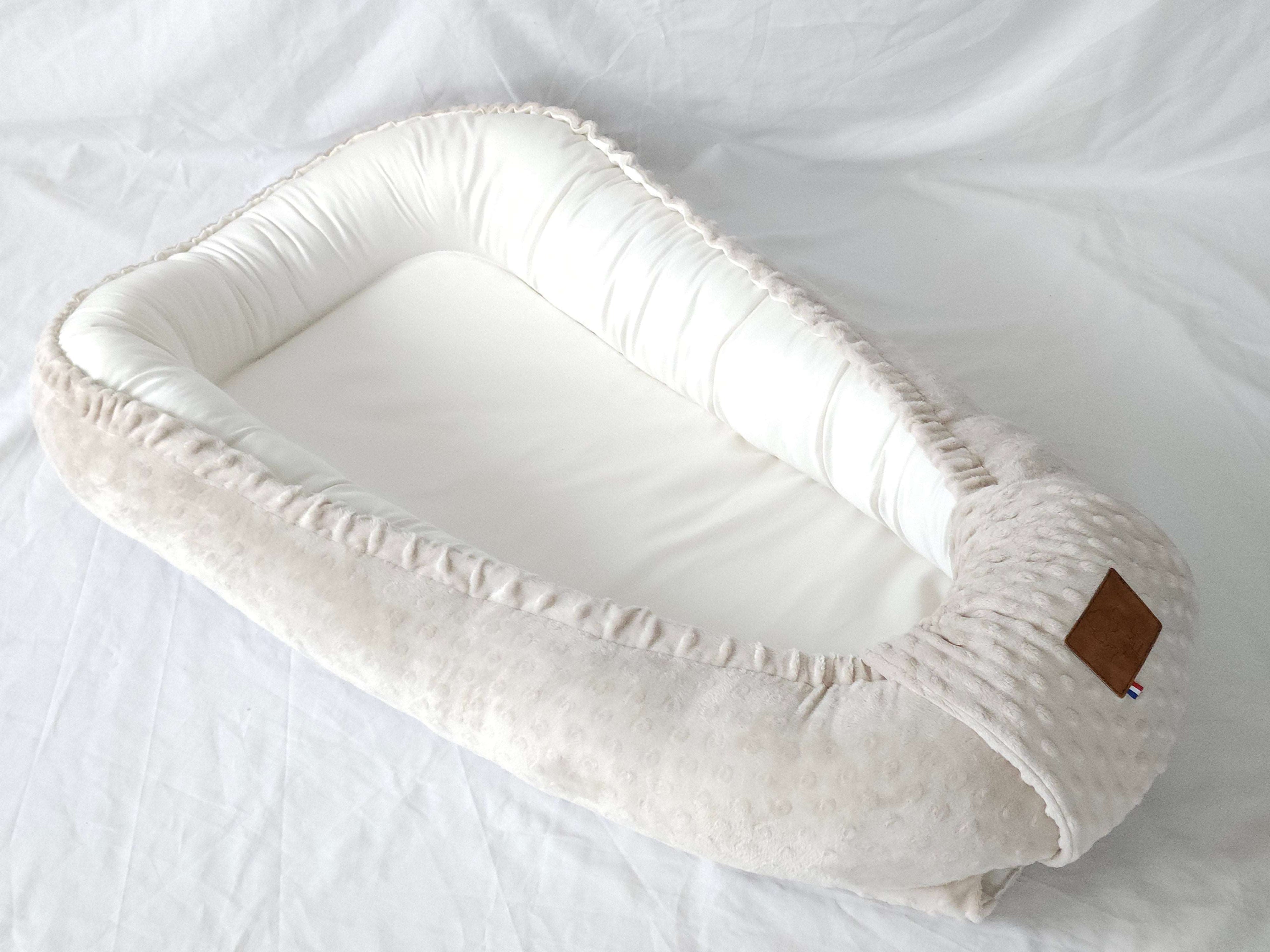 Réducteur de lit bébé beige uni, détail – My Baby Avenue