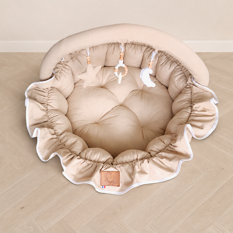 Tapis d’éveil 3-en-1 beige sable sur parquet bois blanchi – My Baby Avenue